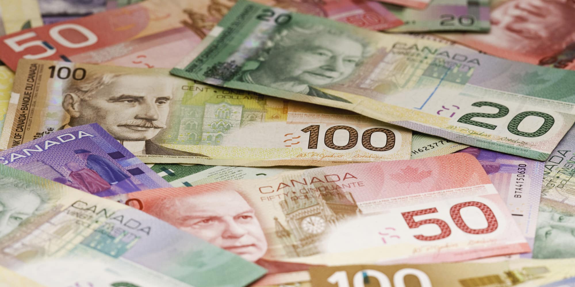Bajan promedios de sueldos en Canadá, señala estudio