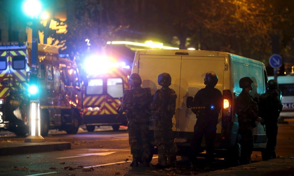 Se reportan al menos 100 muertos y rehenes en varios ataques terroristas en Paris