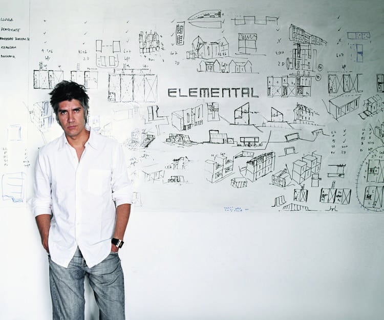 Chileno experto en vivienda social recibe Nobel de arquitectura