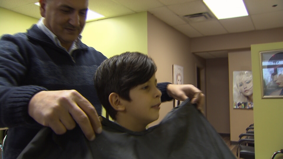 Tío de Alan Kurdi abre peluquería a pocos días de llegar a Canadá