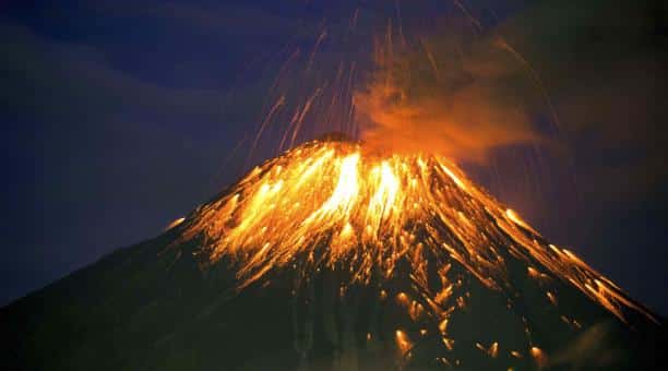 Volcán ecuatoriano Tungurahua emite lava hasta 500 metros sobre su cumbre