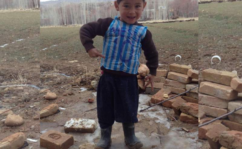 Niño afgano que confeccionó camiseta de Messi con una bolsa plástica conocerá a su ídolo