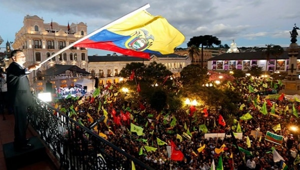 Miles de ecuatorianos se concentran en Plaza Grande respaldando a presidente Correa