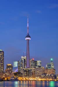 800px-Toronto_-_ON_-_CN_Tower_bei_Nacht2