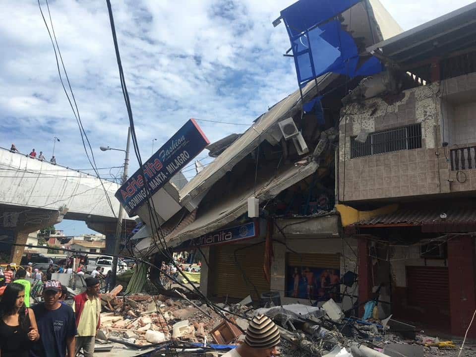 Número de víctimas fatales de terremoto en Ecuador sube a 480 y seguirá aumentando