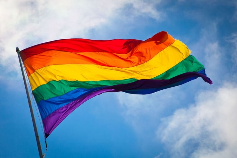 En Colombia se acercan las posibilidades del matrimonio del mismo sexo. En Chile, un carabinero contrae unión civil con su pareja del mismo sexo.