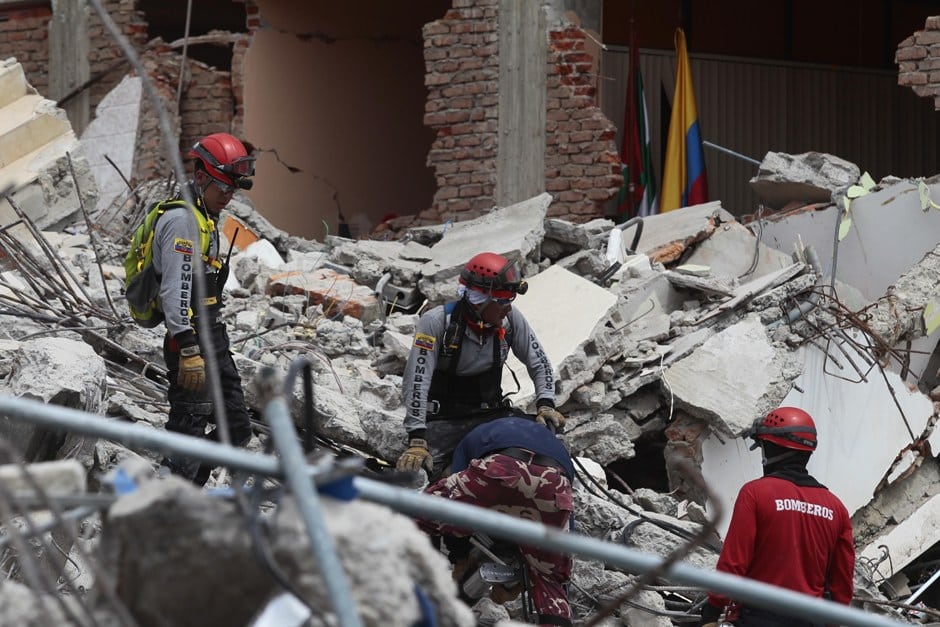 Terremoto en Ecuador: Muertes llegan a 587 y seguirían subiendo, desaparecidos alcanzan los 155. Fuertes réplicas siguen sacudiendo al país de la mitad del mundo
