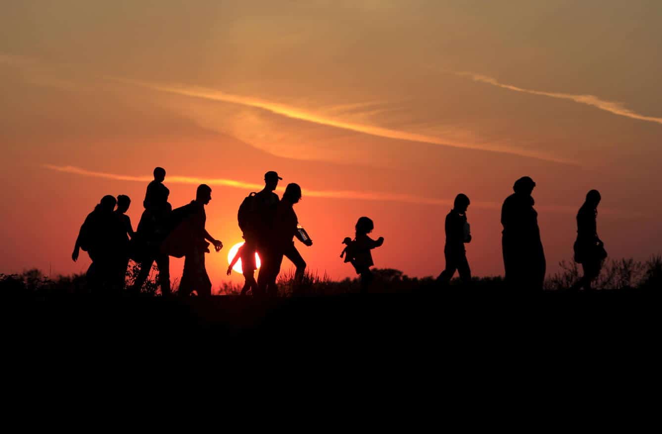 A medida que el número de refugiados ha subido, la asistencia legal federal ha disminuído sostiene informe