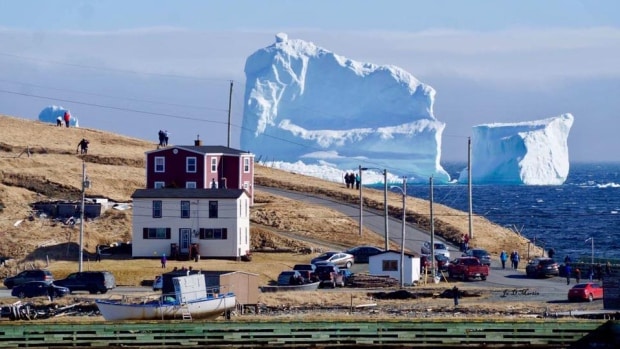 Iceberg errante atrae a cientos de visitantes en pequeño poblado de Newfoundland and Labrador