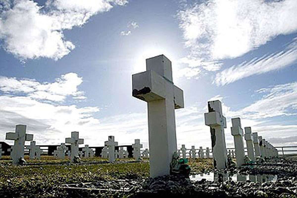 Argentina y Reino Unido ponen nombres a decenas de soldados muertos en Guerra de Las Malvinas