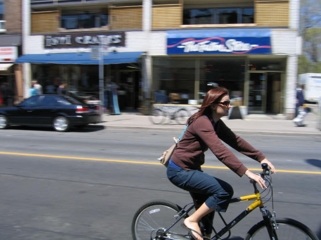 Nuevo plan busca premiar a ciclistas que usan tiendas locales en Bloor St.