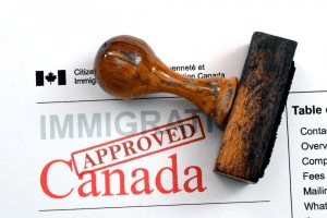 Aprobada ley que reduce edad para exámenes de inmigración y anula deportación por delitos en Canadá