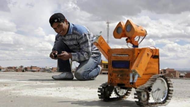 Esteban Quispe, el genio boliviano adolescente que fabrica robots con desechos