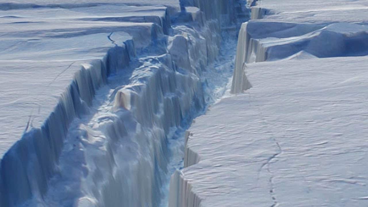 Gigantesco iceberg se desprende de la Antártica