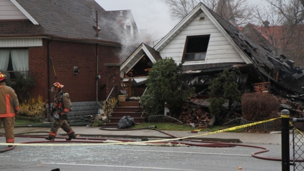 Rescatan a hombre atrapado al interior de una casa que sufrió una explosión en Hamilton.
