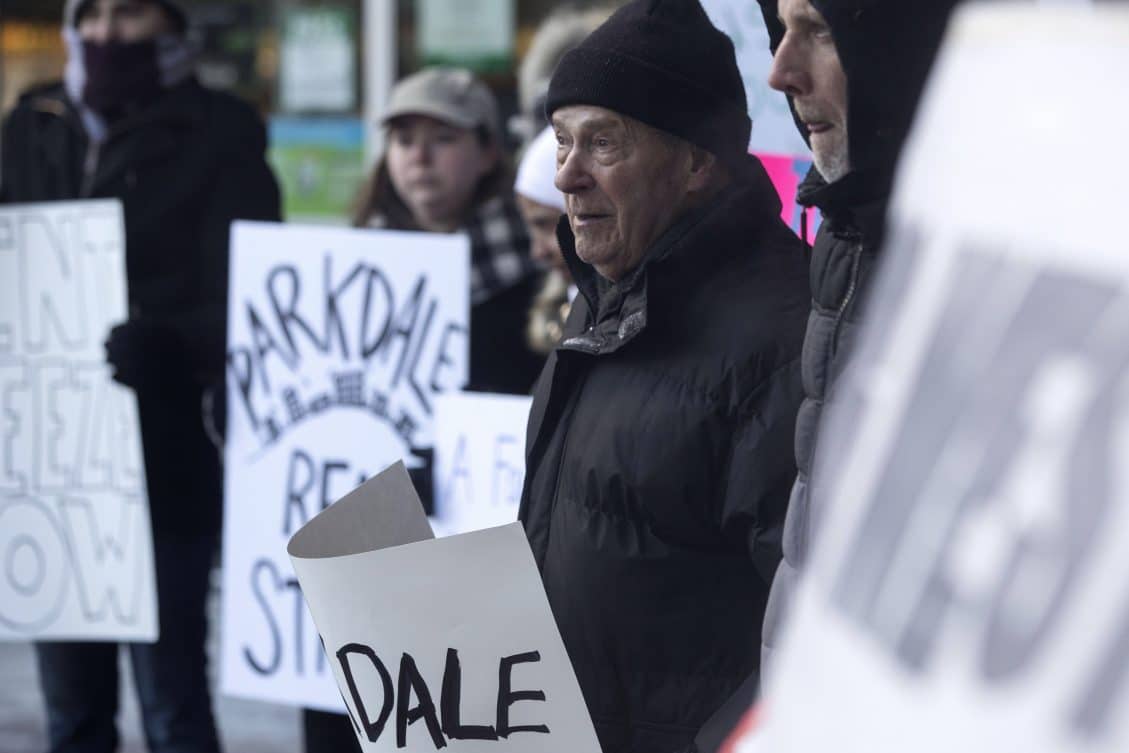 Tras logros de huelga de arrendatarios de Parkale, se abre debate de regulaciones en cobros de arriendos en Toronto