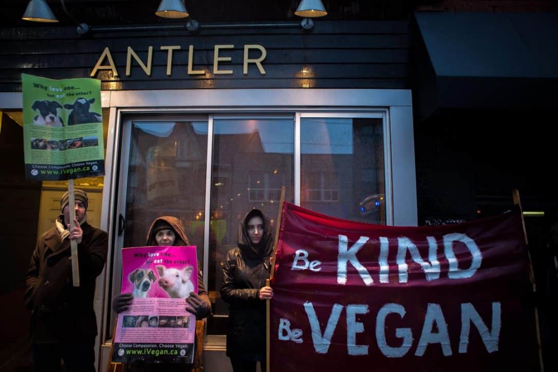 Veganos protestan frente a restaurante de carne en Toronto