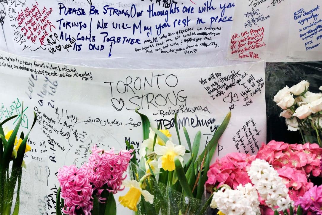 Crecen y se coordinan esfuerzos solidarios con las víctimas del atropello masivo en Toronto