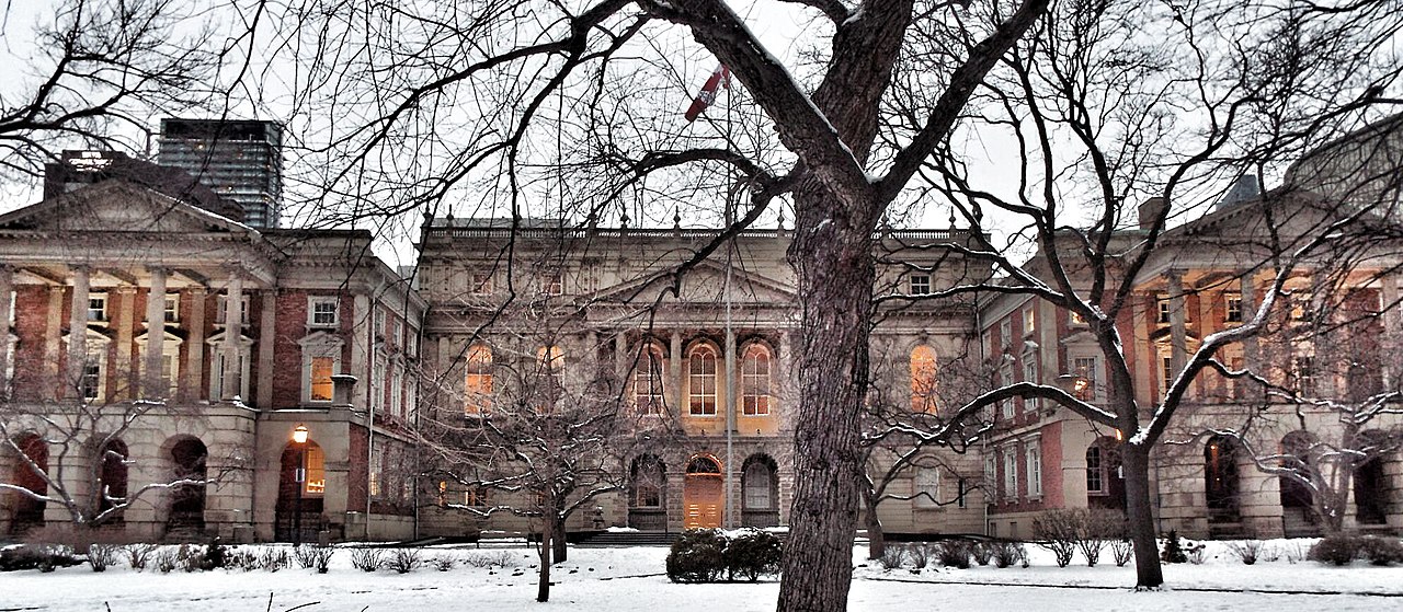 1280px-Historic_building_in_downtown_Toronto_on_an_early_snowy_morning._Ontario_courthouse._25129051345