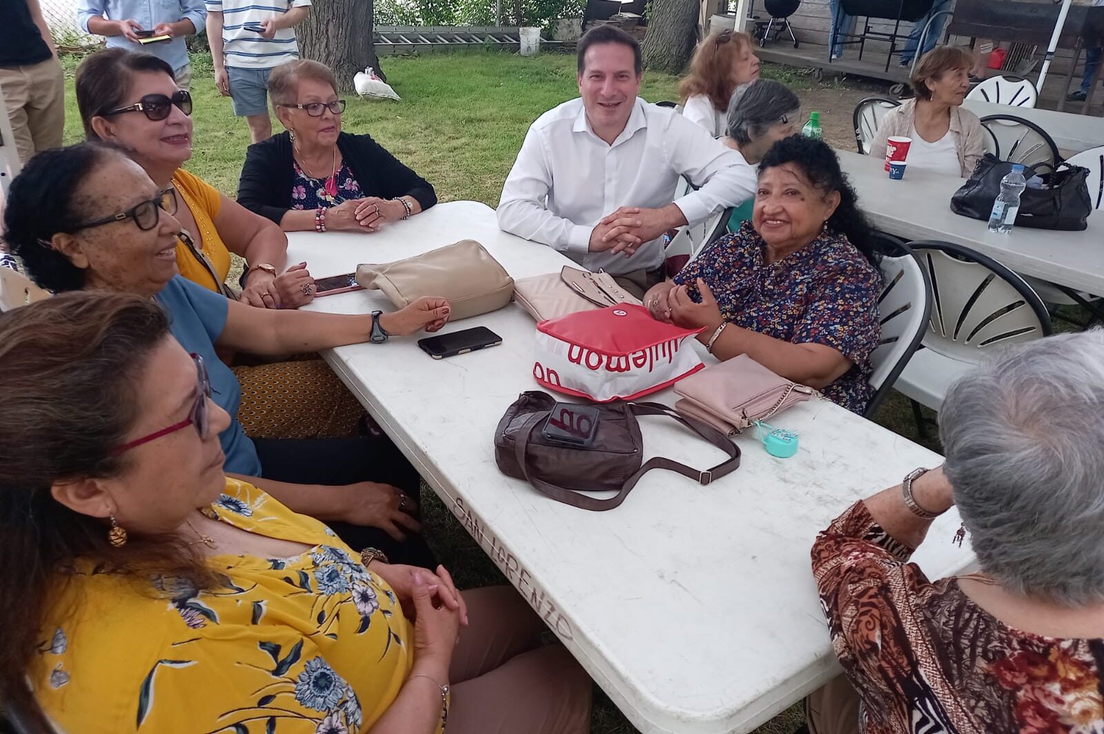 El Ministro Marco Mendicino en convivencia con algunos miembros de la comunidad latinoamericana-canadiense de San Lorenzo.